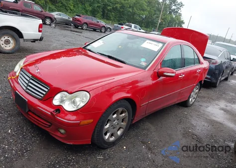 2006 Mercedes-Benz C 350 Luxury 4Matic z USA, uszkodzony, nr VIN WDBRF87H56F767752